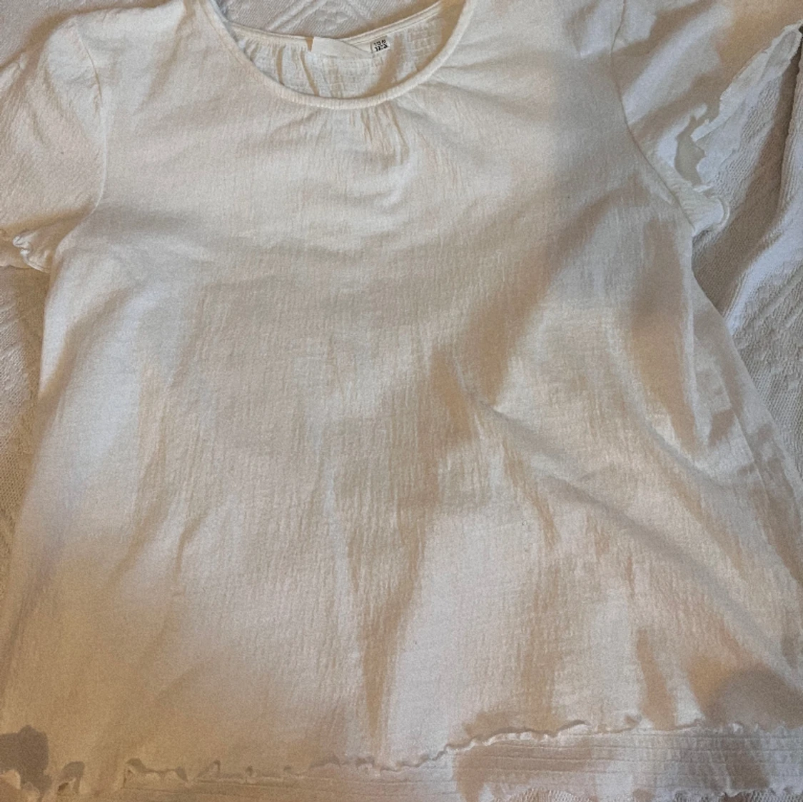 Simpel vit T-shirt med tryck