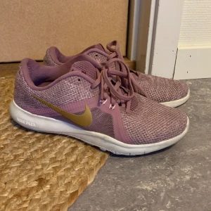 Nike skor  - Säljer min flickväns nike gympaskor i storlek 36. Använda men fortfarande i gott skick. 
