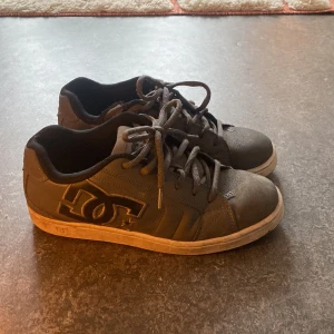 DC shoes - Säljer då jag inte använder de inte kommer till användning 