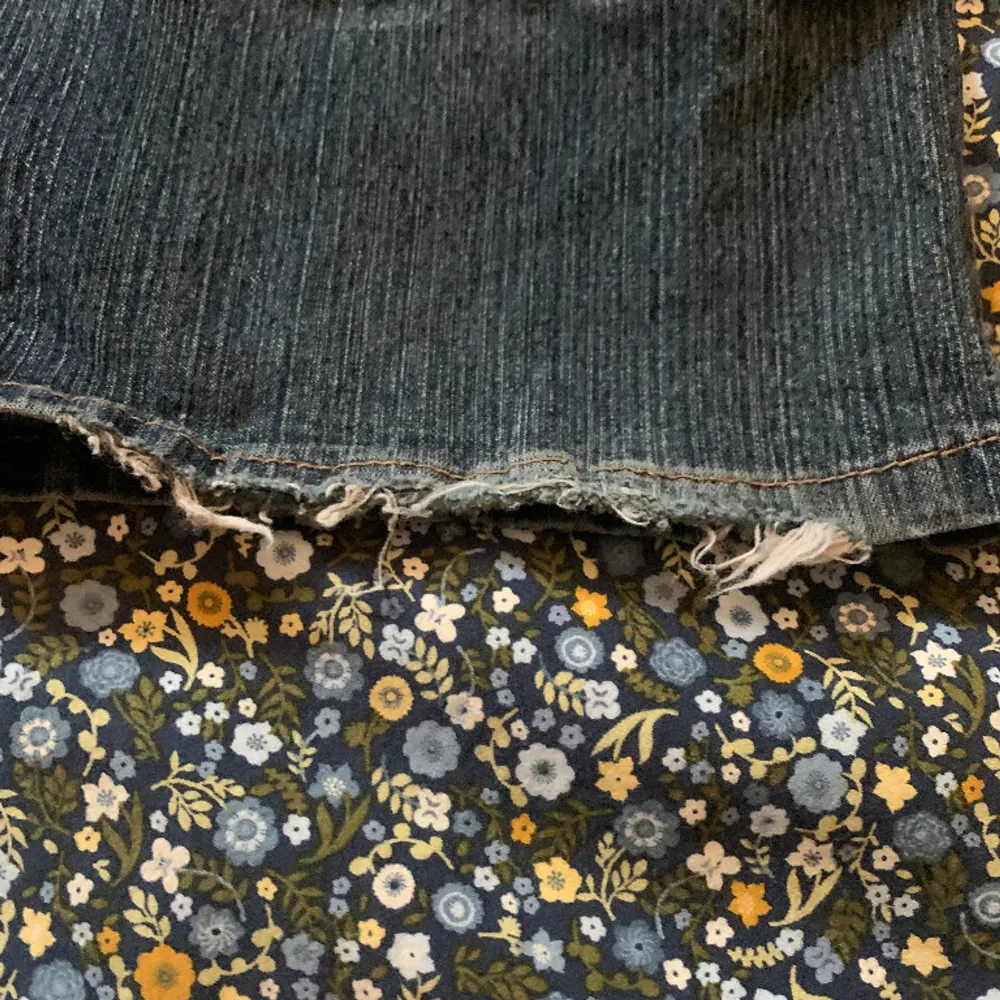 Ett par mörkblå bootcut jeans med blombroderi! Baksidan är lite upptrampad men dom är i fint skick. Midjemåttet är 39 tvärs över. Står storlek 42 på jeansen. Skulle säga att de är s/m. ✨. Jeans & Byxor.