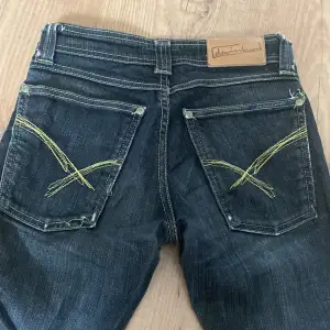 Skit snygga låg midjade jeans som tyvärr är försmå för mig. Har en reva vid ena innelåret men inget man tänker på! De är blå/svarta