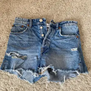 Säljer dessa jeans shorts då de inte kommit till användning, de är i jättefint skick!