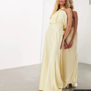 Balklänning ASOS - Säljer denna balklänning från ASOS! Endast testad så inga defekter. Pris: 1000kr + frakt ❤️