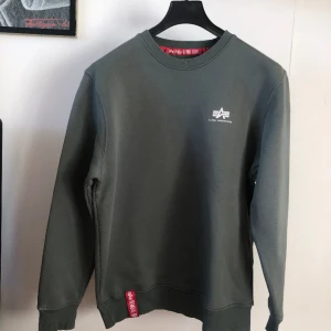 Alpha Industries Grön Crewneck - Size: L Färg: Mörkgrön Cond: 9/10, mycket lite använd, inga flaws Säljer pga storlek