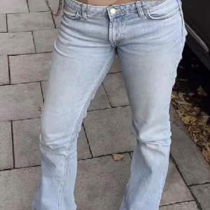 Säljer dessa virala zara jeans! 💓💓 Säljer då jag inte kan ha dom längre! Bilderna är på min syster, som brukar ha 36/38 & sitter som en smäck 💓relativt nedtrampade där nere, men går att klippa bort 💓 Nypris 399kr (finns ej kvar), säljer här för 245kr