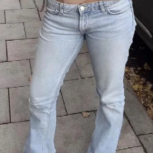 Zara jeans - Säljer dessa virala zara jeans! 💓💓 Säljer då jag inte kan ha dom längre! Bilderna är på min syster, som brukar ha 36/38 & sitter som en smäck 💓relativt nedtrampade där nere, men går att klippa bort 💓 Nypris 399kr (finns ej kvar), säljer här för 245kr