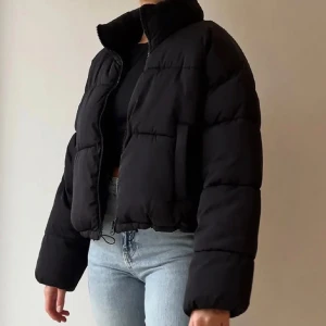 PUFFER JACKET - Säljer denna snygga puffer från H&M, sparsamt använd och i jättefint skick! Storlek XL men mer som en L skulle jag säga. Köparen står för frakt 🖤
