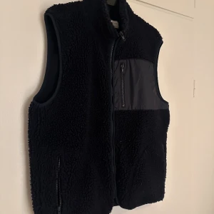 Mörkblå väst - Mörblå väst i bra skick från Jack&Jones  Hämtas i johanneberg, Göteborg.  Kan även skickas.  Storlek L 