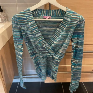 Stickad tröja - En chick stickad tröja med v-ringad öppning, väldigt bekväm och sitter väldigt fint! Köparen står för frakten, jag står ej för postens slarv🫶🏼