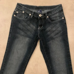 Victoria beckham jeans - Bra skick, mörk blå/svart färg. Midjemått rakt över 38cm och innerbenslängs 80cm. Straight 