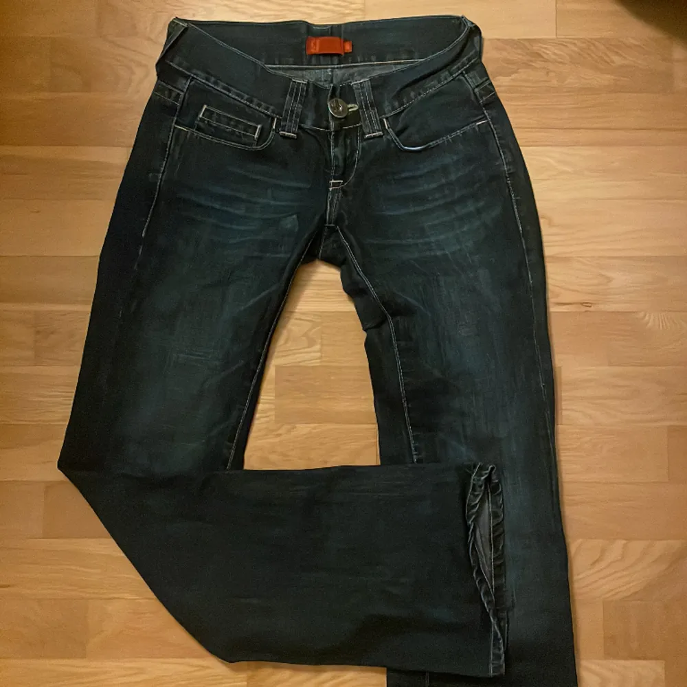supersnygga o asfeta lowrise jeans, storlek 26, är tyvärr för små på mig som bilderna visar. 🌟 skriv för frågor!. Jeans & Byxor.