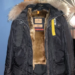 Parajumper jacka - Säljer min parajumper från masterpiece collectionen, jackan är medium och sitter bra på mig, är 170-180, skriv gärna om det är något mer. Fraktar endast