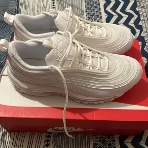 Nike 97 - Helt nya Nike 97 råkade köpa en liten storlek men dem är helt nya kommer inte heller använda dem framöver.