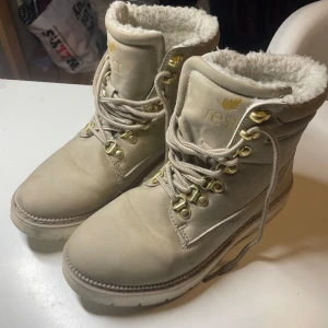 Vinterskor  - Storlek 36. Använda max 6 gånger. Finns några få fläckar men inget som förstör funktionen 