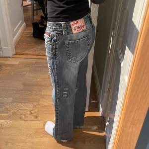 Säljer mina lågmidjade utsvängda jeans från märket Replay. Midjemått= 41 cm Innerbenslängd= 73cm  Hör av dig om du har några övriga frågor!❤️
