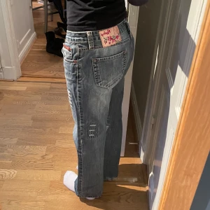 Lågmidjade utsvängda jeans - Säljer mina lågmidjade utsvängda jeans från märket Replay. Midjemått= 41 cm Innerbenslängd= 73cm  Hör av dig om du har några övriga frågor!❤️
