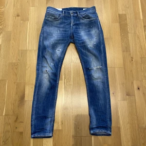 Dondup George Slim Fit - Tja, säljer mina Dondups då jag inte använder de längre. De är använda men ser ut att vara i nyskick och är även lite mörkare än vad de är på bilderna. För mer bilder elr frågor skriv pm