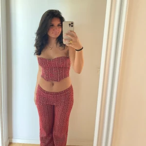 Rött sett  - Intressekoll på mitt fina röda sett från zara❤️ Storlek xs i byxorna och S i toppen 