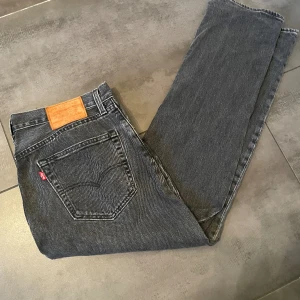 Levi’s jeans (31) - Tjena säljer mina sjukt snygga Levi’s jeans! Tyvärr så passar dom inte längre men dom är i topp kvalite! Väldigt sälsynta och är sjukt snygga, skriv gärna för fler frågor och funderingar!  Original pris: 1199 kr 