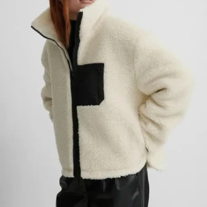 Teddy jacka  - Säljer denna teddy jacka från nakd, då den inte kommer till användning💕 storlek s💕