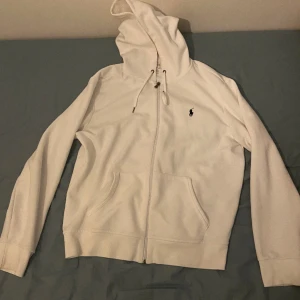 Ralph lauren zip hoodie - Nytt skick oanvänd vit Ralph lauren zip hoodie storlek L