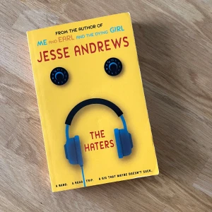 The Haters - Jesse Andrews - Rensar ut bland mina engelska YA böcker! Läst en gång. Mindre skavanker från förvaring (se bilder)