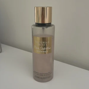Victoria secret shimmer mist - Shimmermist från Victoria secret i ”pure seduction” Den har ett jättefint skimmer i sig. Misten är lite använd men det är mycket kvar, den räcker länge! Köpt för 200 kr