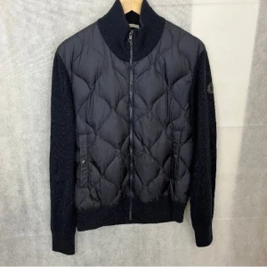 Moncler Cardigan - Moncler Cardigan Black Badge i färgen svart. Skick 9/10 väldigt fint skick. Storlek L men sitter litet. Pris 3800kr✅ kom dm om ni har funderingar                                                                            Mvh Doré.reselll