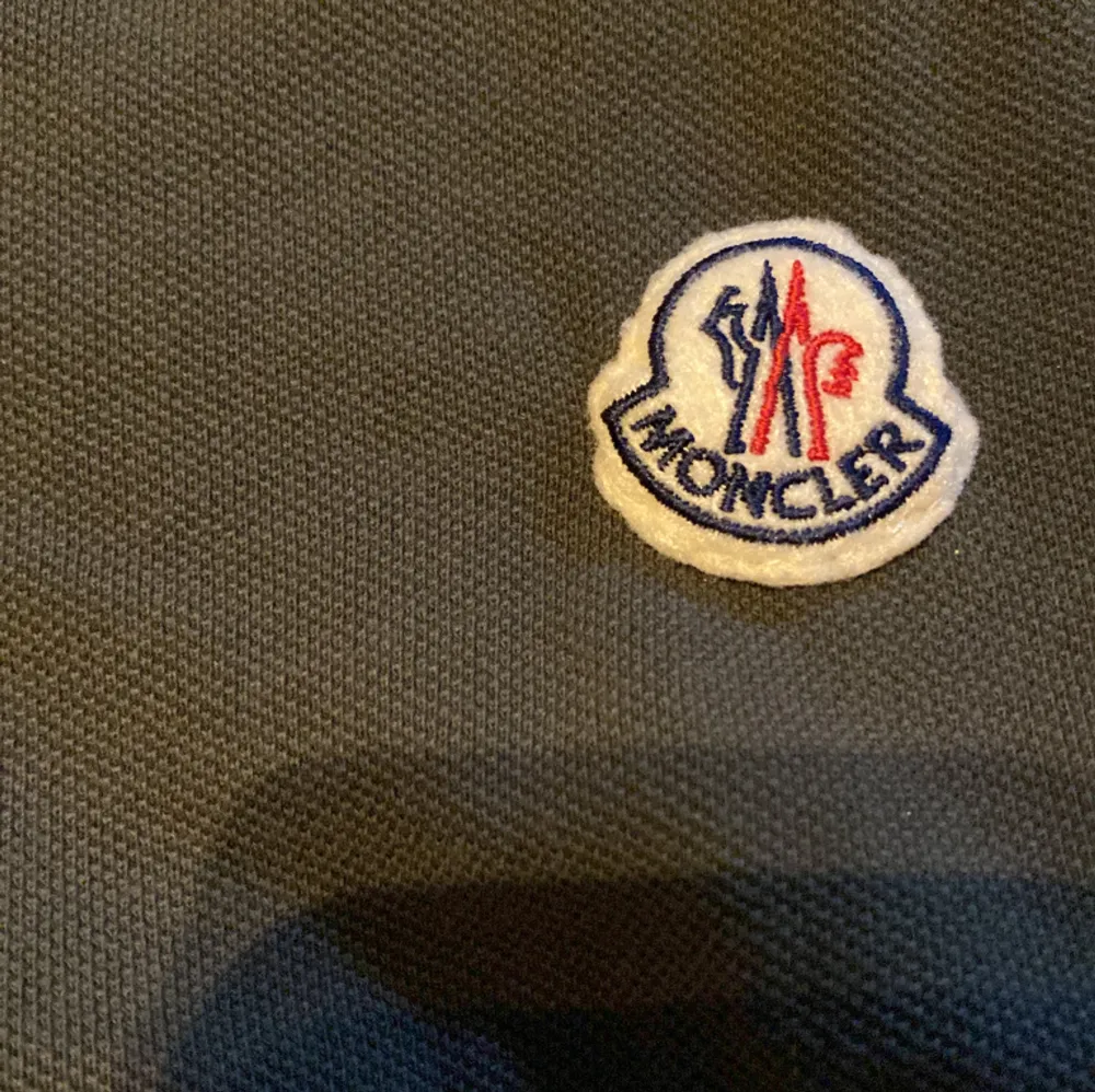 Moncler pike i nyskick äkta, säljer för att den är för stor för mig.. T-shirts.