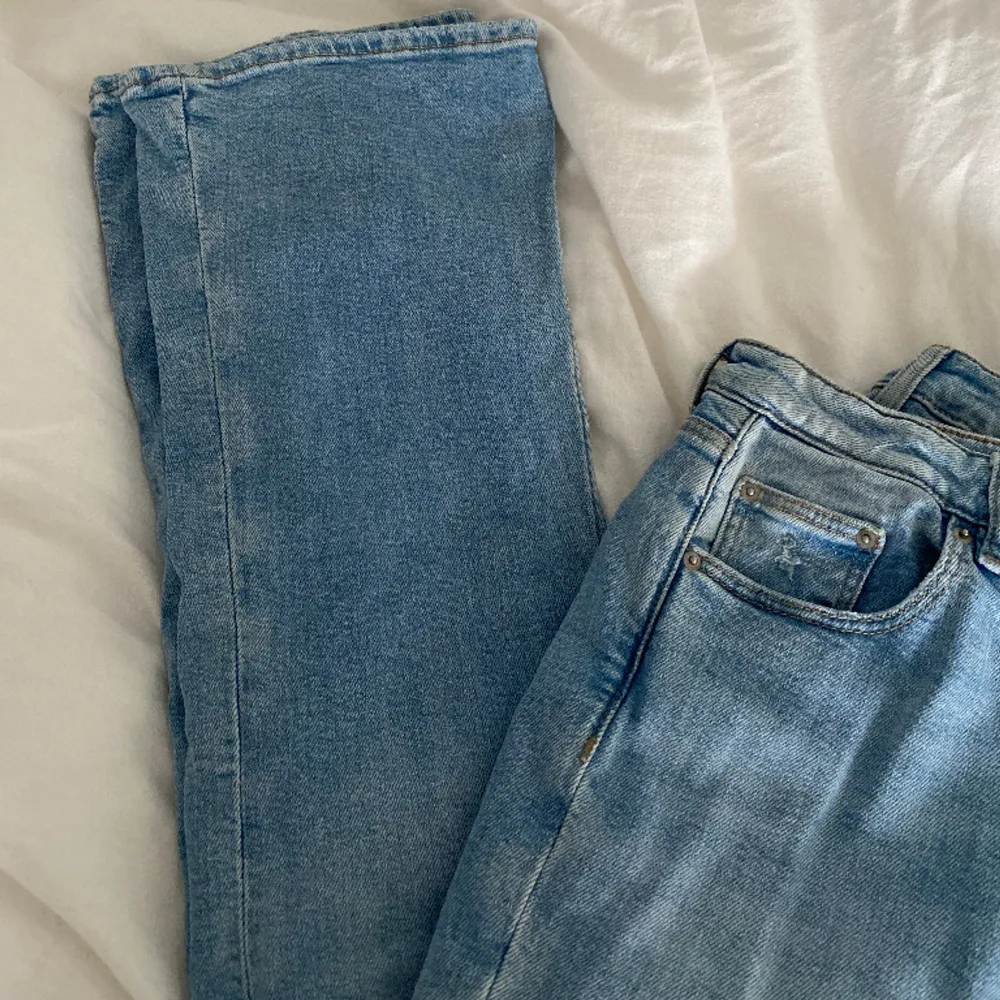 Lågmidjade bootcut jeans, i en fin ljusblå färg. Passar på någon som är ca 160cm💙 använda endast en gång så i mycket bra skick, förutom en liten fläck som fanns på när jag köpte dom. Bara att skriva om du vill ha mer bilder! . Jeans & Byxor.