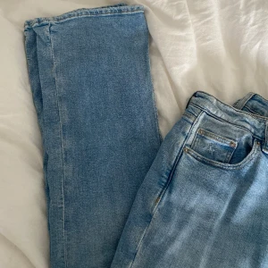 Lågmidjade jeans - Lågmidjade bootcut jeans, i en fin ljusblå färg. Passar på någon som är ca 160cm💙 använda endast en gång så i mycket bra skick, förutom en liten fläck som fanns på när jag köpte dom. Bara att skriva om du vill ha mer bilder! 