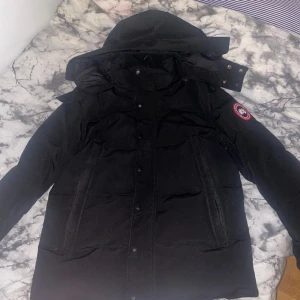 Canada Goose  - Canada Goose jacka i bra skick använd i en vinter. Pälsen går att sätta på jackan. Pris kan gå och diskutera vid snabb affär.