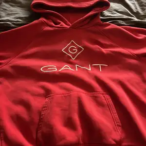 Gant hoodie i storlek 158-160. Köptes för 800kr och bra skick.