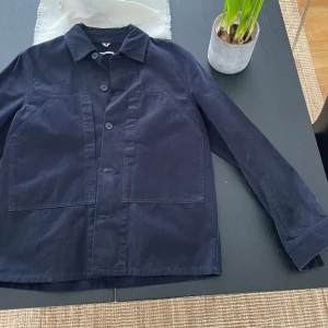 Arket overshirt  - En skjortjacka/overshirt från arket i ett mer robust material, perfekt för våren. Knappt använd. Storlek 48/medium (passar 175-185). Nypris 1299kr Mitt pris 499kr