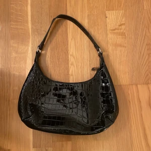 VÄSKA - Säljer denna super fina väskan från Gina tricot ändats andvänd 2 gånge säljer den för att den inte kommit till andvänding den har inga repor eller hål🥰🥰