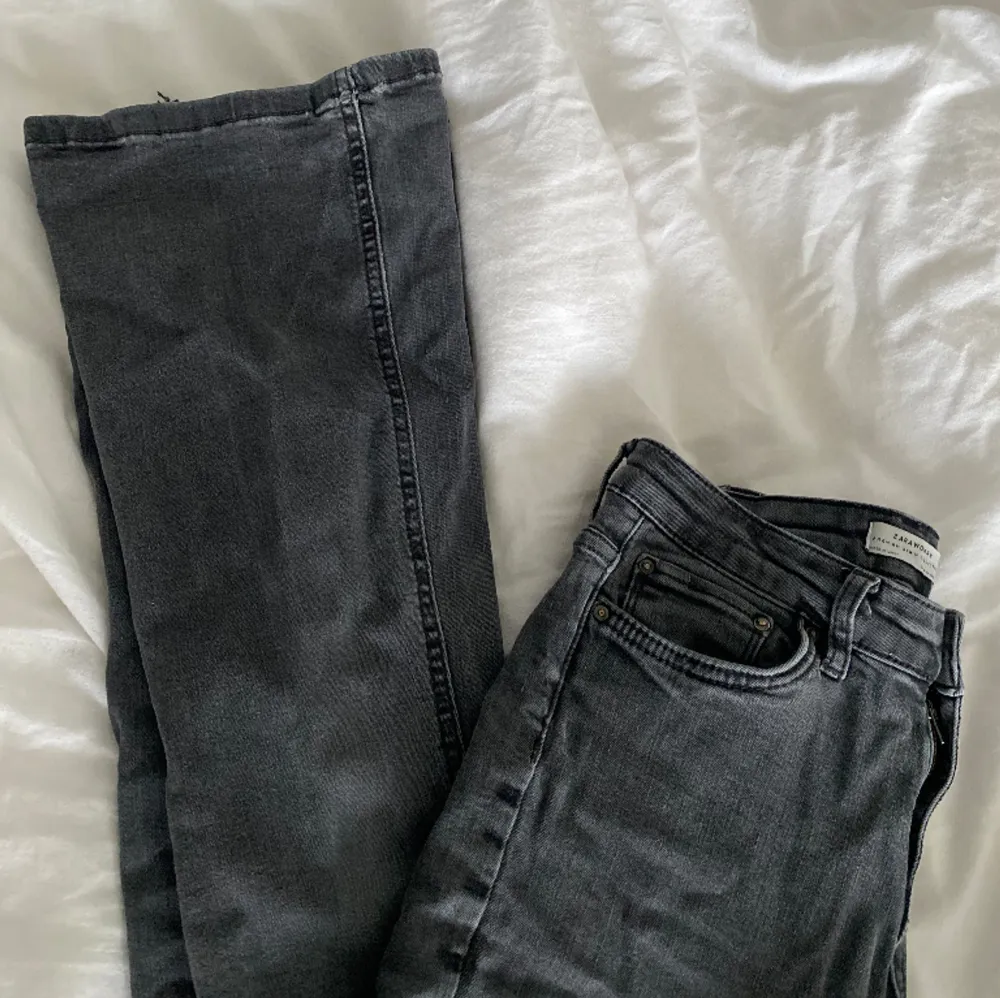Lågmidjade bootcut jeans som är i bra skick förutom små slitningar längst ner men absolut inget man tänker på!💛. Jeans & Byxor.