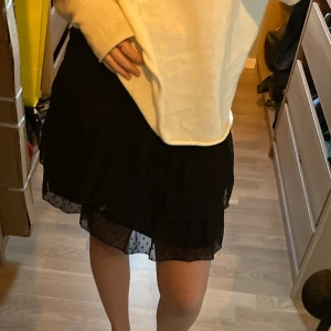 Svart kjol - Jätte fin kjol med detaljer super söt till sommaren!💕