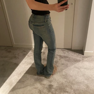 Los waisted jeans - Intressekoll på de slutsålda bershka jeansen. De är i gott skick då de endast är använda fåtal gånger men sömen på detaljen (som sitter på frambenet) är av. Går säkert att sy ditt enkelt och de syns inte mycket.  Säljer vid bra pris