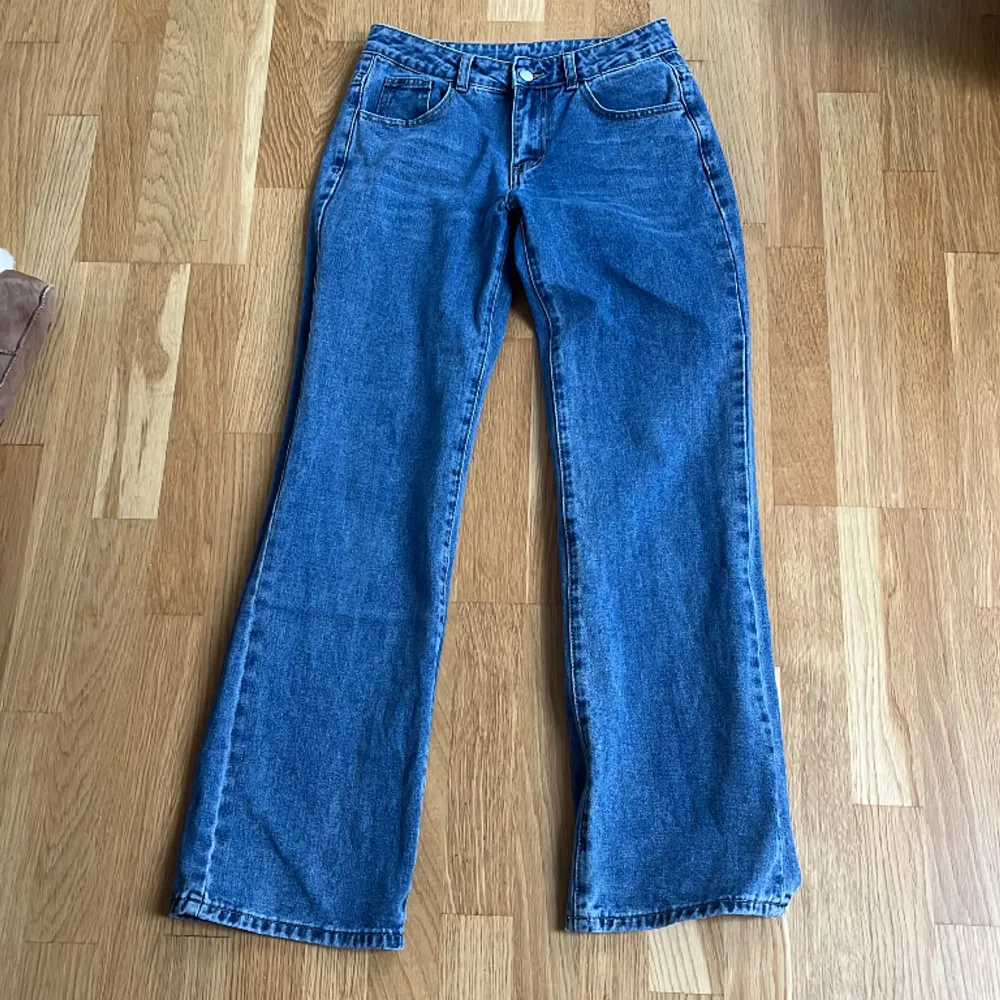 Jättefina lågmidjade blå baggy jeans. Aldrig använda. Nytt skick. Jeans & Byxor.