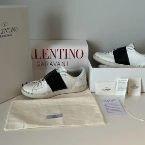 Valentinos  - Säljer nu mina valentinos i storlek 44. Jag har använt skorna några gånger därför det låga priset. Skorna är i ett 7-10. Priset går att diskutera vid snabb affär.