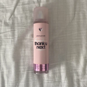 ariana grande  - Säljer denna näst intill oanvända arina grande body misten! som ni kan se på amdra och tredje bilder så är den nästan helt full 🫶🏼
