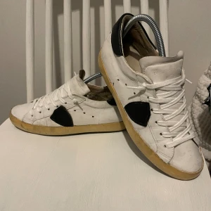 Phillipe modell - Eftertraktade Phillipe modell skor i storlek 40 men passar upp till 42, skick 7/10