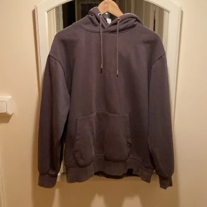 Grå Hoodie - Gå Pull & Bear hoodie