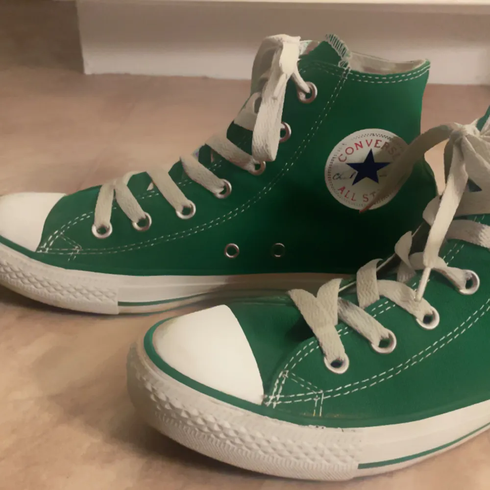 Gröna Converse som är använda ca 4 gånger, ny pris ca 800kr säljer då de inte kommer till användning längre💕. Skor.