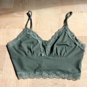 Cottagecore linne/ linne - Grönt linne med cottagecore vibbar ;) köpt second hand men bara provat en gång, då för stor. Har inga slitningar, men defekter (se sista bild) 