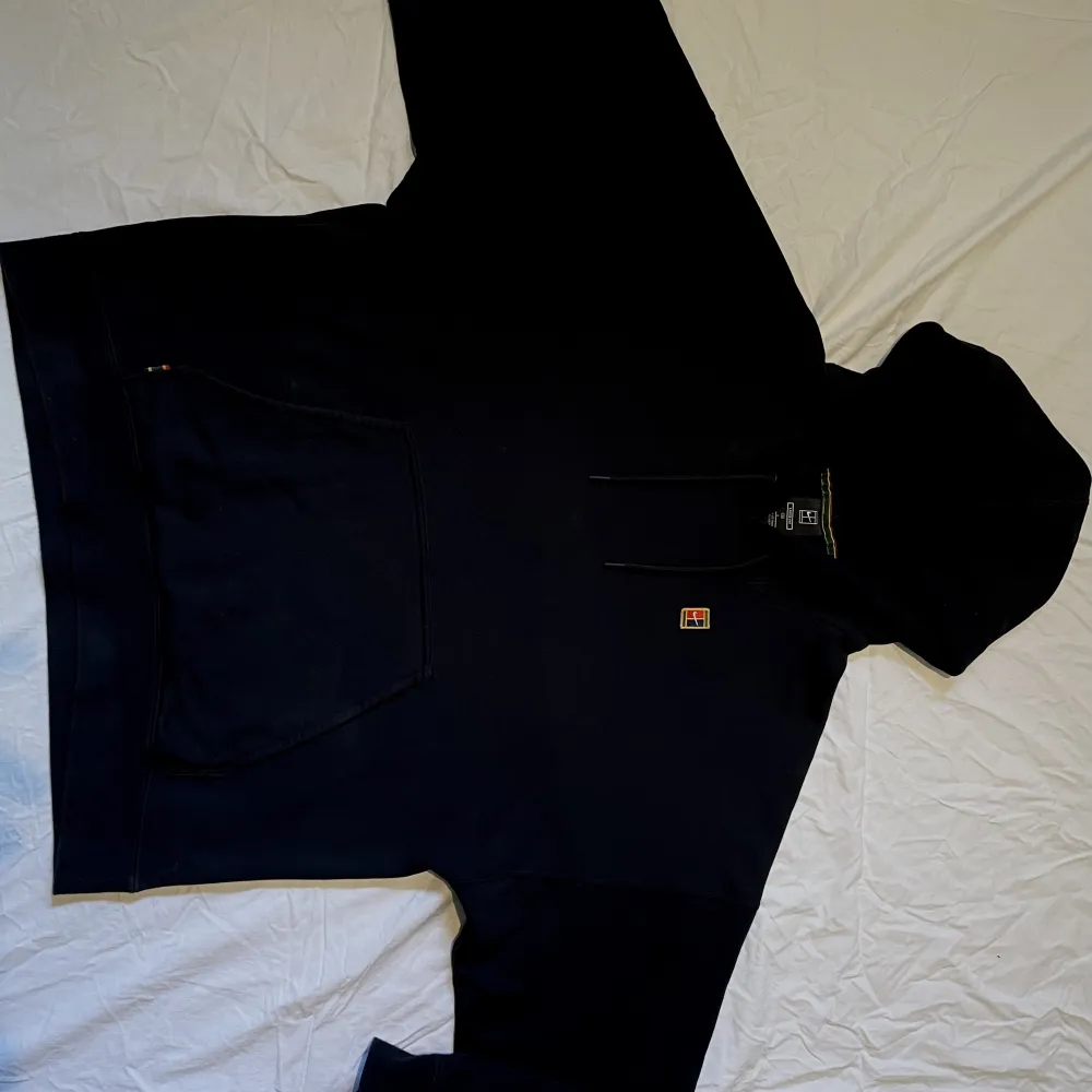 Svart Nike Court hoodie med lös passform och kortare midja. Nypris 750 kronor, knappt använd:). Hoodies.