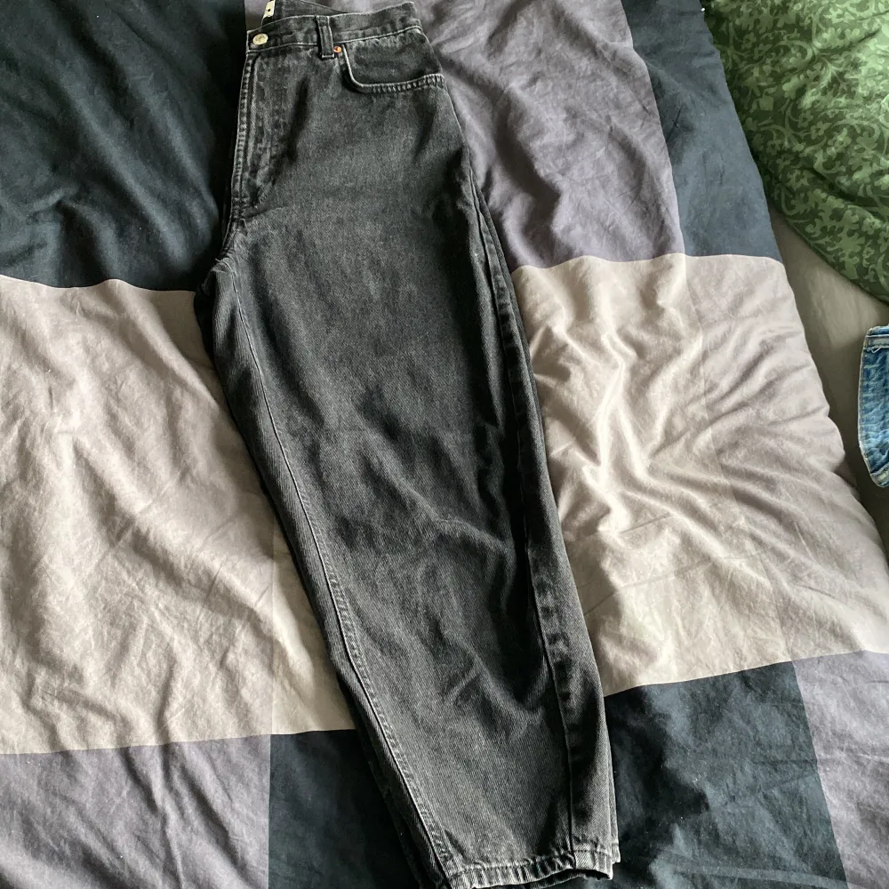 Zara black jeans, har använt två gånger, ganska ny, EUR 40, ordinarie pris 400. Jeans & Byxor.
