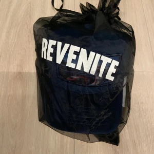 Revenite Monaco Deep Blue Velvet Cap - Monaco Deep Blue Velvet Cap från Revenite. Exklusive keps då det bara gjorts 1500 stycken. Har en till keps i denna färg sen har jag i två Andra färger också (kolla mina andra annonser)