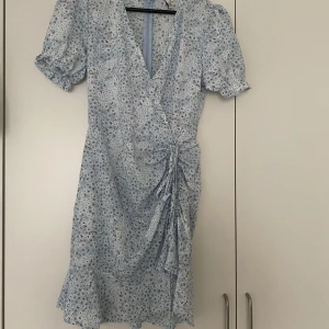 Blommig klänning - Använd vid två tillfällen! Som ny