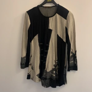 Tunika - Aldrig använd. Axelvaddar .
